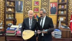 Yavuz Bingöl, Devlet Bahçeli’ye bağlamasını hediye etti