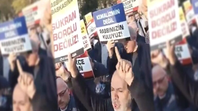 10 Kasım’da camilerden Atatürk için Mevlüt okutulmasına tepki gösteren grup eylem çağrısı yaptı: Yalnızca 25 kişi katıldı
