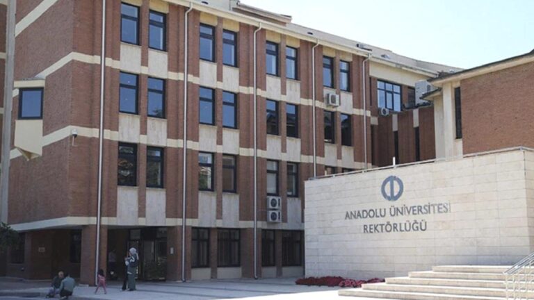 Anadolu Üniversitesi’nde KHK’li akademisyen göreve iade edildi