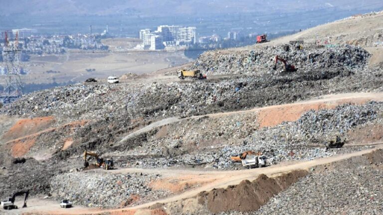 İzmir’deki “çöp depolama krizi”ne Başkan Tugay’dan açıklama: Olay bakanlıkta bitiyor, önümüzdeki günlerde makul bir noktaya gideceğimize inanıyorum