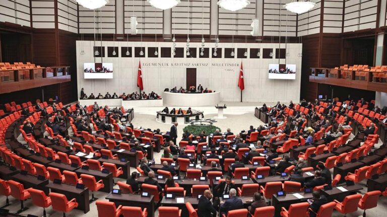 AKP ve CHP arasında “yolsuzluk” tartışması: Yolsuzluk, hırsızlık, arsızlık arıyorsanız aynaya bakın!