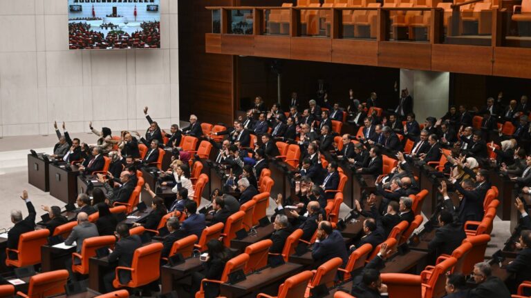 Bakan Tekin’den DEM Partili Altın’a: Size yıldızlı pekiyi veriyorum, sınıfı geçtiniz