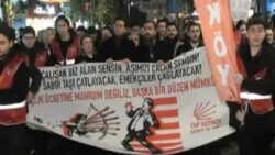 CHP Kadıköy Gençlik Kolları, Kadıköy’de asgari ücreti protesto etti: Asgari ücret sadaka değil, haktır