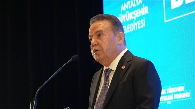 CHP’li Zeybek’ten Muhittin Böcek’e cezaevinde ziyaret: Cezaevi koşulları, sağlığını ciddi biçimde tehdit ediyor