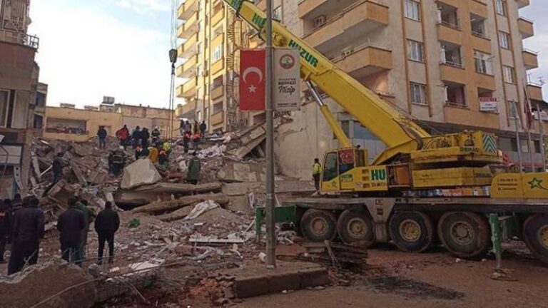 Depremde yıkılan Furkan Apartmanı davasında, 34 aydır aranan sanıklar 10’ar milyon lira kefalet ödeyecek
