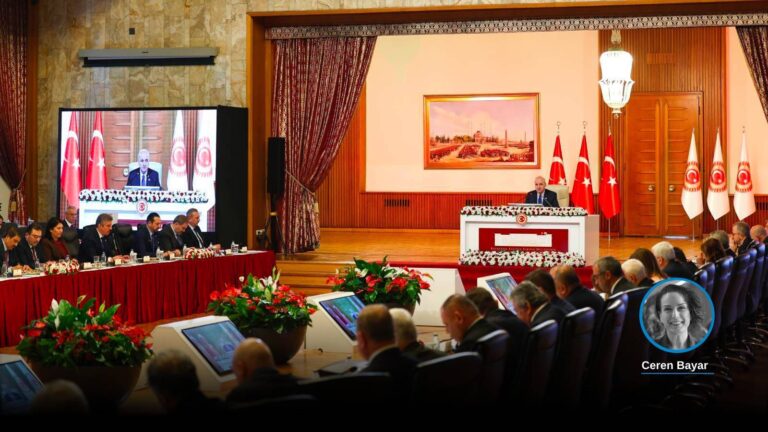 Gözler süreç komisyonunda; rapor yazım ekibinden ilk toplantı: Amaç devleti yeniden yapılandırmak değil, Anayasa’nın ilk dört maddesi tartışmaya açılamaz!