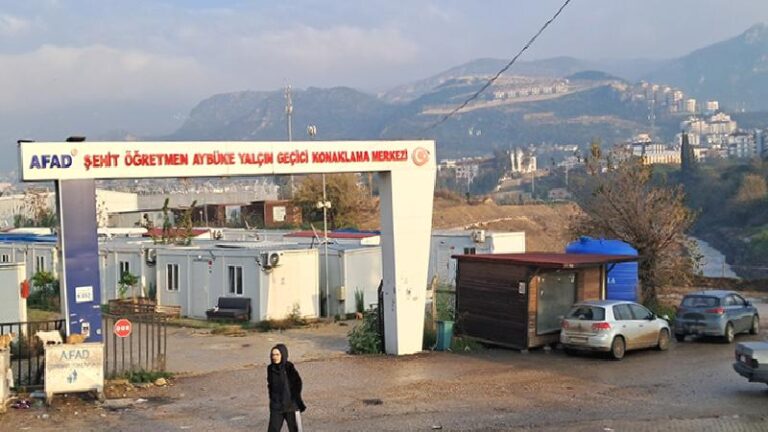 Hatay’da Öğretmen Aybüke Yalçın konteyner kenti tahliye edilmek isteniyor: Evlerimiz bitmeden nereye gideceğiz?