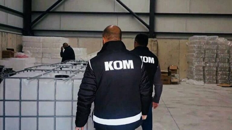İzmir’de ‘sahte alkol’ operasyonu: 1,5 milyon TL değerinde kaçak etil alkol ele geçirildi