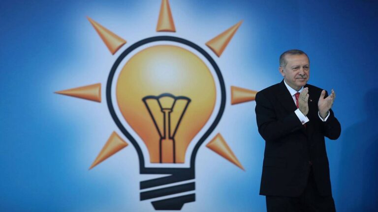 Murat Yetkin: Erdoğan emekçilerin asgari ücreti yeterli bulacaklarına inandığı için mi tepkiler sıcakken AK Partililere “haydi sahaya” talimatı verdi, bu bir erken seçim işareti mi?