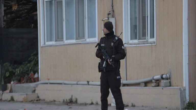 Yalova’da 8 saat süren çatışmayı semt sakinleri anlattı: Polisler bize ‘balkona, camlara çıkmayın’ dedi, mermiler başımızdan aşağıya yağarken yüreklerimiz yarıldı