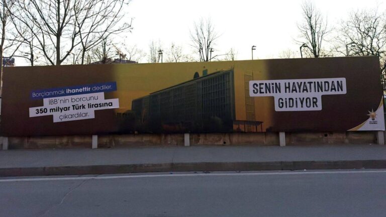 AKP’li Acar’dan “İBB billboardları” açıklaması: 7 yıldır şehirlerimizi bir arpa boyu ileriye götüremediniz; gerçekleri açıkça görünür kılmaya devam edeceğiz