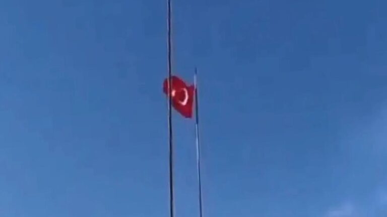 Bayrak indirilmesiyle ilgili paylaşımlara tutuklama
