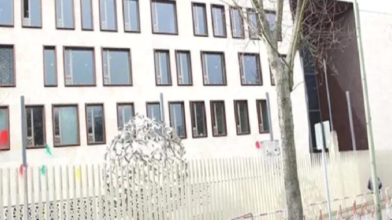 Berlin’de Türkiye Büyükelçiliği’ne saldırı: Bir grup tarafından duvarlar boyandı, sloganlar yazıldı, iki kişi gözaltında