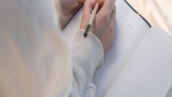 Dijitalleşme elle yazmayı da azalttı: Okuma, öğrenme ve beyin fonksiyonlarını neden olumsuz etkiledi?