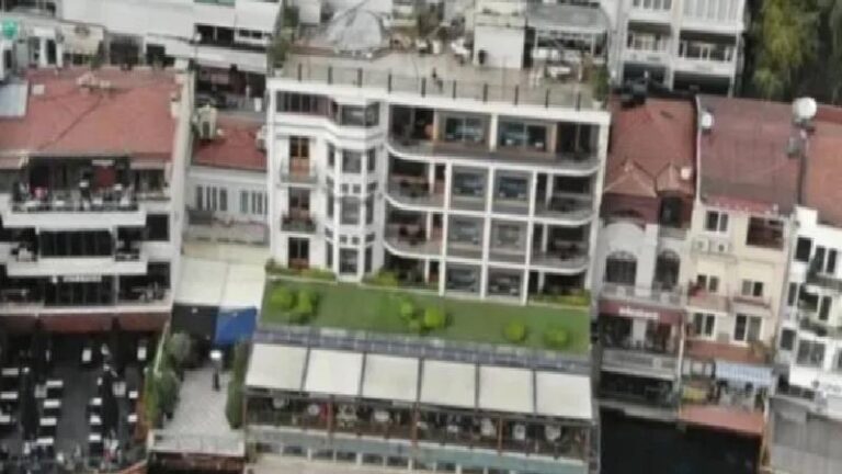 İBB ekipleri Bebek Otel’deki kaçak bölümler için yıkım işlemine başladı