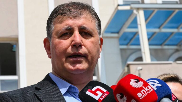 İzmir Büyükşehir Belediye Başkanı Tugay’dan “su” açıklaması: DSİ tarafı yalan söylüyor, su konusu, çöp konusu gibi konuları üzerinden siyasi tartışmalar yapılmasını ayıplıyorum