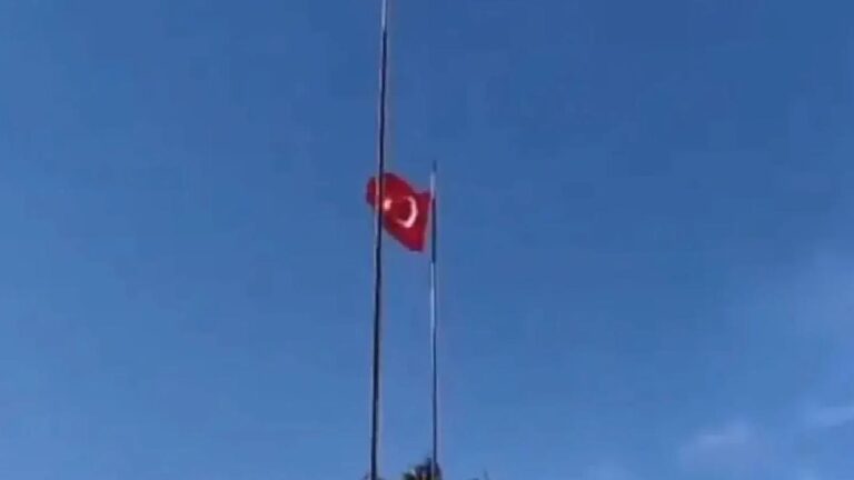 KCK: Bayrağının indirilmesi bir provokasyondur, bir değer olan bayrağın kendisine de hakarettir