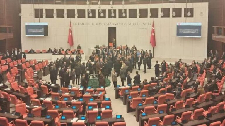 Meclis’te yoklama krizi: Salonda olmayan AKP’li adına pusula verildi, MHP’li Adan “Ahlaksızlık” dedi