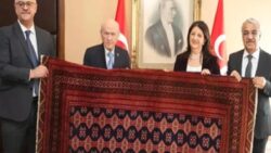 Öcalan, Bahçeli’ye “Barış ve Demokrasi Kilimi“ hediye etti