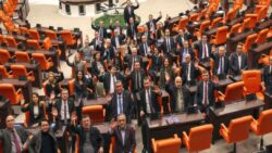 Saygı Öztürk, CHP’nin emekliler için başlattığı nöbeti yazdı: Kanun Meclis’ten geçene kadar eylemimizi sürdüreceğiz, emekliler kendisini yalnız hissetmesin!