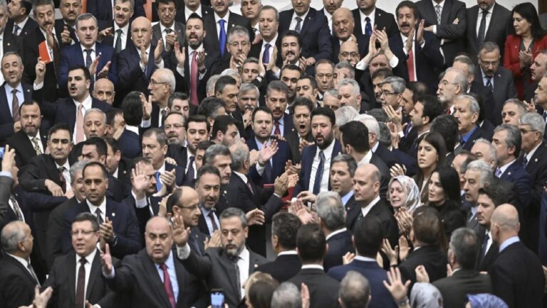AKP’den Özgür Özel’e: ‘Dağıtın orayı’ talimatı darbedir, anarşist!