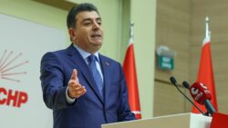 CHP Sözcüsü Emre’den iktidara ‘deprem’ ve ‘dış politika’ eleştirisi: Binaların mezara dönüşmesi siyasi tercihtir; Trump ‘otur’ derse oturan bir iktidar var