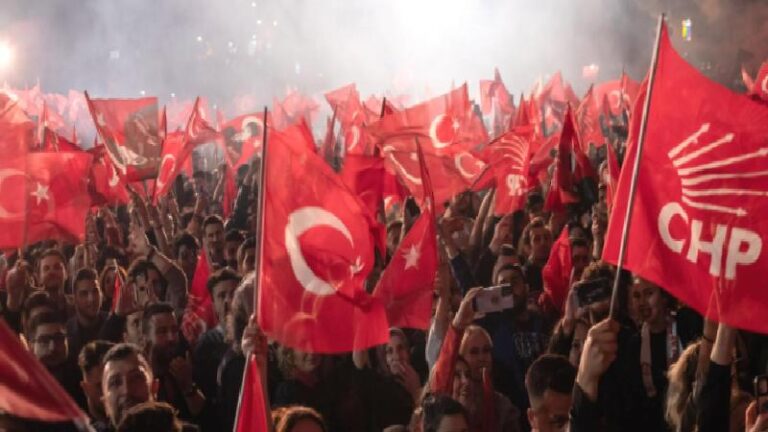 CHP’nin “altı ok”unu kim çizdi: Mahmut Akok’un 1977 yılında kaleme aldığı el yazılarını kitaplaştıran torunu anlattı