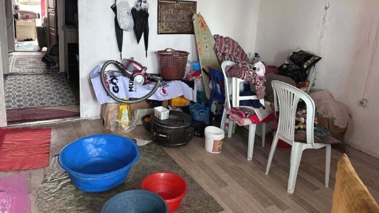 Depremin üstünden 15 yıl geçmesine rağmen konteynerlarda yaşayan Vanlılar: Seçime yakın bize geliyorlar; sonra kimseden ses çıkmıyor