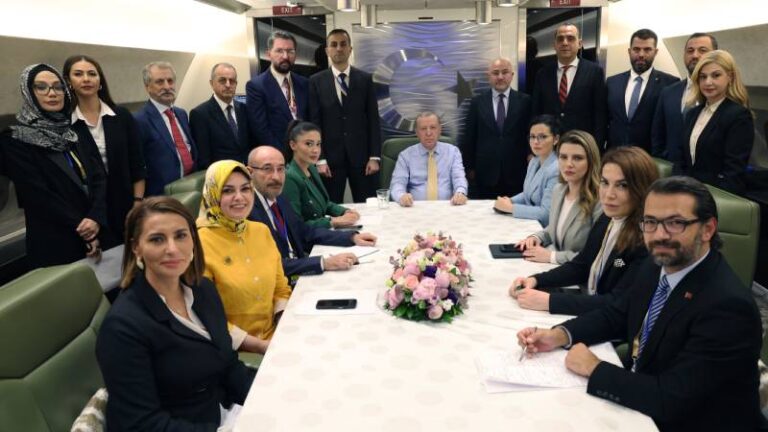 Emin Çölaşan: Erdoğan’ın uçağındaki gazeteciler soru-yanıt rezaletini kamuoyuna açıklasın, mesleğin namusunu çiğnetmesin