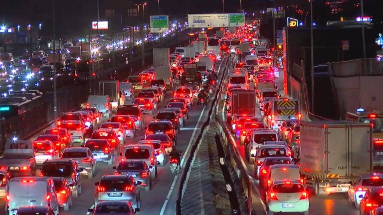 İstanbul’da yollar kilit; trafik yoğunluğu yüzde 90’a ulaştı!