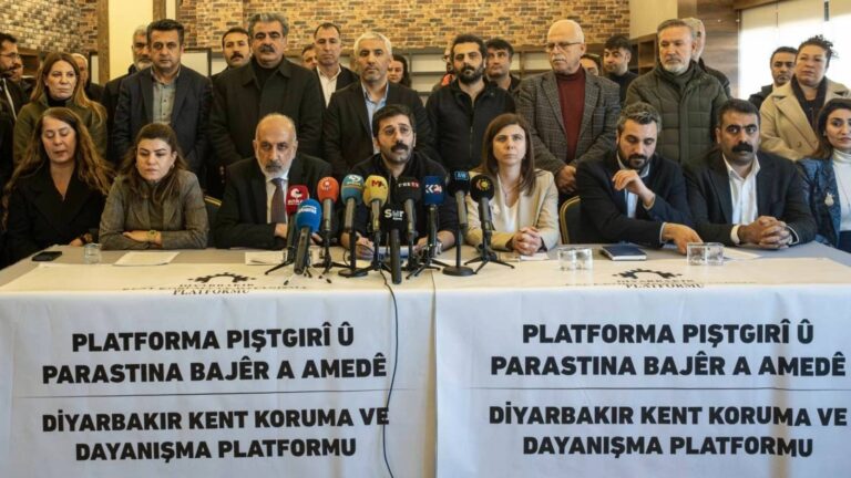 Kobani için toplanan yardımlar Diyarbakır’a geri döndü: AFAD’ın bile giremediği yere bizden 25 tırı teslim etmemizi istiyorlar!