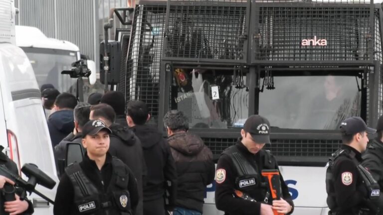 Migros depo işçileri, Tuncay Özilhan’ın evinin önünde ters kelepçeyle gözaltına alındı