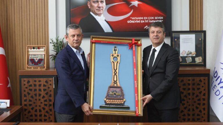 Özgür Özel, Adıyaman’da Vali ve Belediye Başkanı’nı ziyaret etti