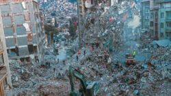 Tülay Hatimoğulları: Depremzedeye müşteri muamelesi yapıyorlar, biten konutların anahtarını teslim ederken boş kağıda imza attırıyorlar