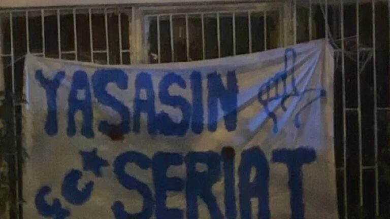 “Yaşasın şeriat” pankartı için polisin “Zabıtayı çağırın, asanlara ceza yazsınlar” dediği iddiası