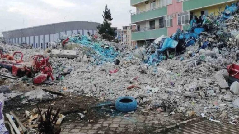 19 kişiye mezar olan Ermeç apartmanı davası: Yapı kayıt ve ruhsat belgesi talep edildi