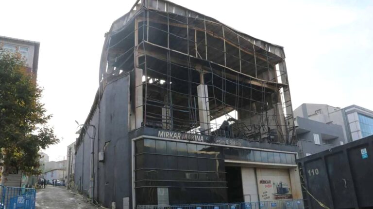 7 işçinin öldüğü Dilovası’ndaki fabrika yangını davası başladı: “Kamu görevlileri yargılanmıyor, tüm suç ölen babaya yıkılıyor!”