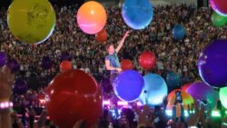 Bazı sanatçılar konserde flaşlardan rahatsız: İzleyicileri telefonlardan uzaklaştırmak için neler yapılıyor?