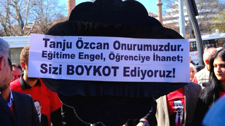 Bolu’da Tanju Özcan protestosu: CHP heyetinden zincir marketlere siyah çelenk