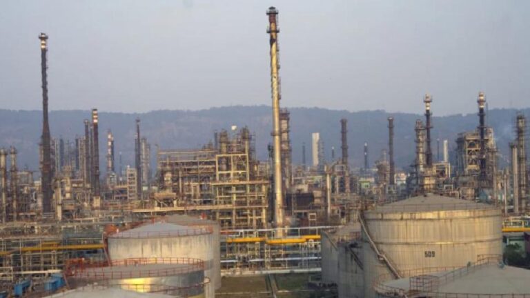 Hindistan Rus petrolü almak için alternatif para birimlerine yöneliyor