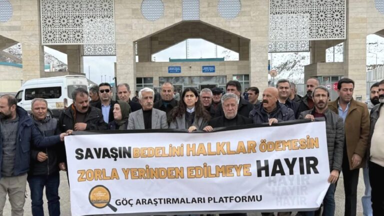 İran sınır kapısında konuşan DEM Parti Van Milletvekili Dindar: Biz kimsenin askeri, jandarması değiliz