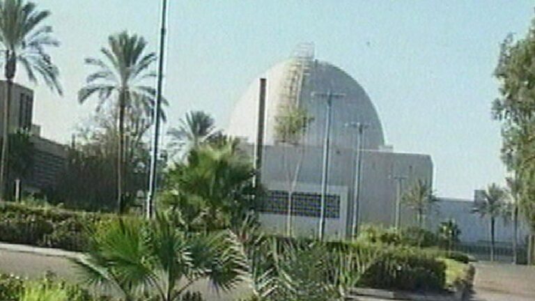 İran’dan İsrail’in nükleer santralinin bulunduğu bölgeye saldırı