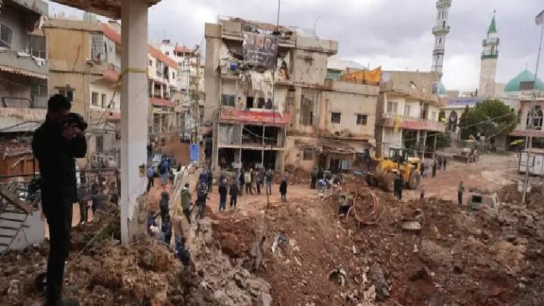 İsrail’in Lübnan’da bir köye yaptığı baskında onlarca kişi öldürüldü