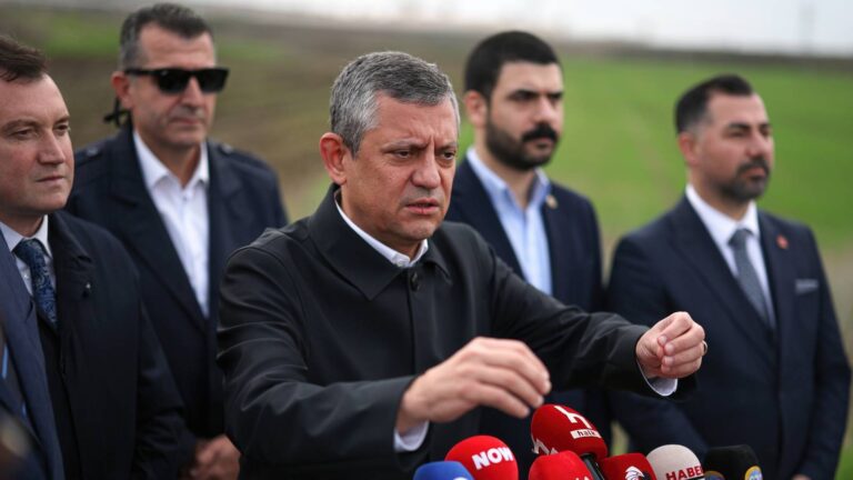 Özgür Özel’den İBB davası mesajı: Alnım açık, başım dik Silivri’ye gidiyorum, milletimizi bir yalanın çöküşünü izlemeye davet ediyorum