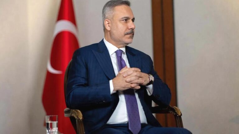 Sabah gazetesi yazarı Tuna’dan Hakan Fidan’a “naiflik” eleştirisi: İran’daki yeni liderlikten esneklik beklemek, kâğıttan bir kalkanla kasırgaya karşı durmak kadar naif kalıyor