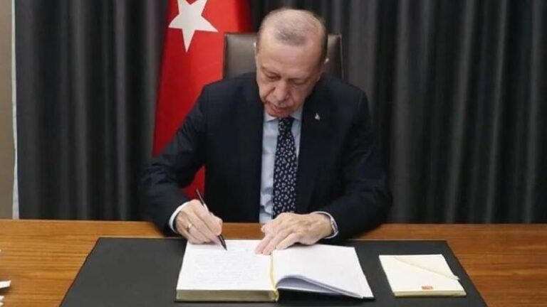 Sözcü yazarı Öztürk: Etrafımız ateş çemberine dönünce, bütün bakanlıklara önceki gün daire başkanları atandı