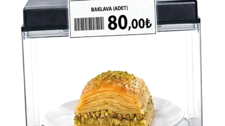 TİP, “bir dilim baklavanın 80 TL” olduğu görselle bayram mesajı paylaştı: Yoklukta değil varlıkta eşitleneceğimiz güzel günlere olan inancımızla halkımızın bayramını kutluyoruz