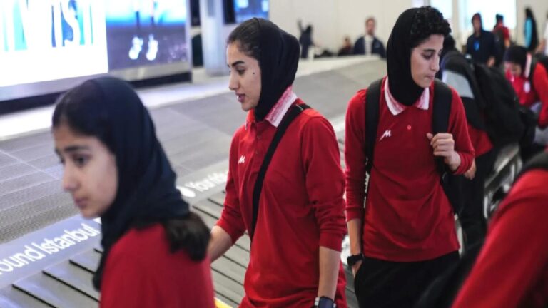 Ülkelerine dönmeye karar veren İran Milli Kadın Futbol Takımı, Türkiye’ye geldi