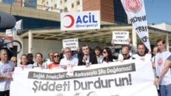 Yüreğir Devlet Hastanesi’nde doktorlar üç saat boyunca odada kilitli kaldı; sendikalar hastane önünde basın açıklaması yaptı