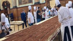 50 bin kedi dili ve 3 binden fazla yumurta: 440 metrelik tatlıyla dünyanın en uzun tiramisusu rekoru kırıldı